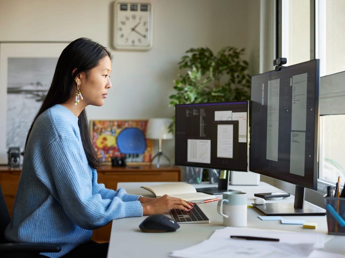 Frau am Dual-Monitor