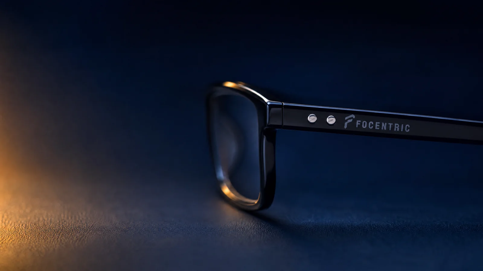 Detailaufnahme der schwarzen Focentric Brille mit Schriftzug am Bügel